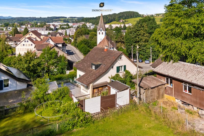 Ruhig gelegen und vielseitig nutzbar: Dieses Einfamilienhaus vereint grosszügige Aussenflächen, zwei Wohneinheiten und naturnahes Wohnen.