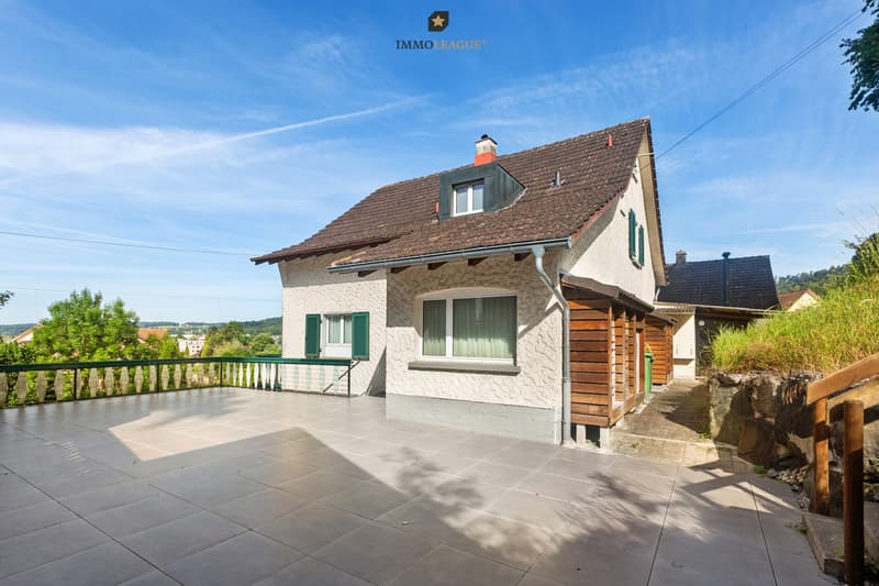 8.5-Zimmer-Einfamilienhaus mit Einliegerwohnung, weitläufiger Terrassenfläche und entspanntem, naturnahem Wohnen in ruhiger Lage.