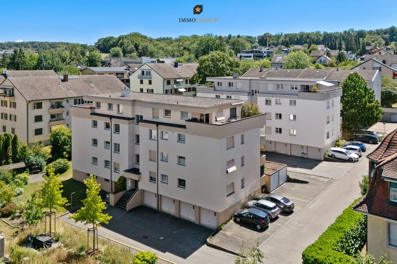 Zum Angebot gehört ein Garagenstellplatz & ein Aussenstellplatz.