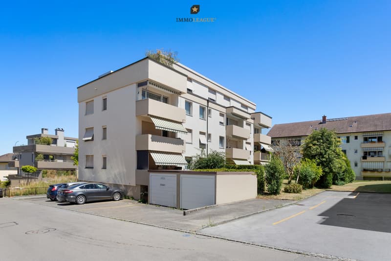 Die Liegenschaft zeigt sich auch von aussen gepflegt und gut unterhalten. Ein Tiefgaragenplatz lässt sich bei Bedarf zusätzlich erwerben.