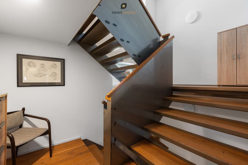 Stilvolle Designtreppe - harmonische Verbindung aus warmem Holz, modernem Stahl und zeitloser Eleganz
