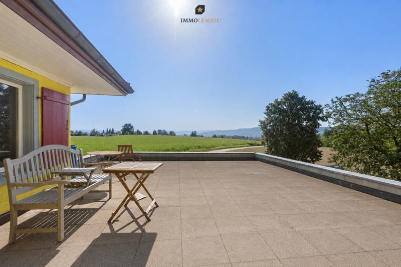 Vom Balkon im Obergeschoss schweift der Blick weit über die Landschaft bis an den Bodensee, ein privater Ort für Ruhe und Aussicht zugleich.