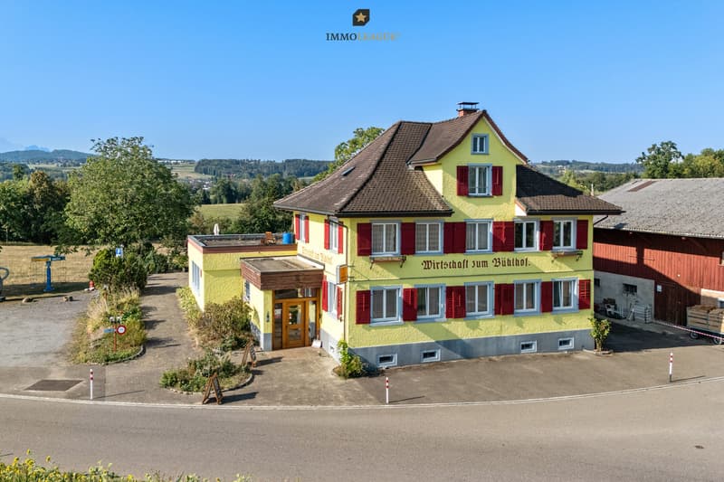 Der Bühlhof liegt ruhig inmitten von Feldern und Wiesen, umgeben von offenem Land und weitem Blick bis zum Alpstein mit dem Säntis.