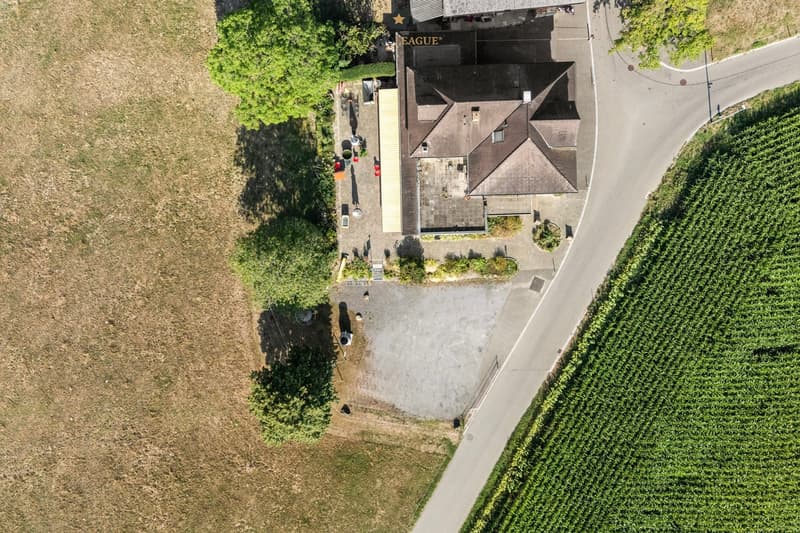 Grosszügiges Grundstück in idyllischer Lage - umgeben von viel Grün und mit vielseitigem Nutzungspotenzial.