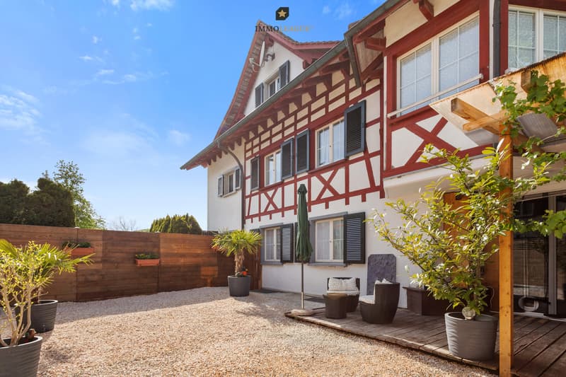 Wohlfühloase im Garten mit Whirlpool und Sauna.