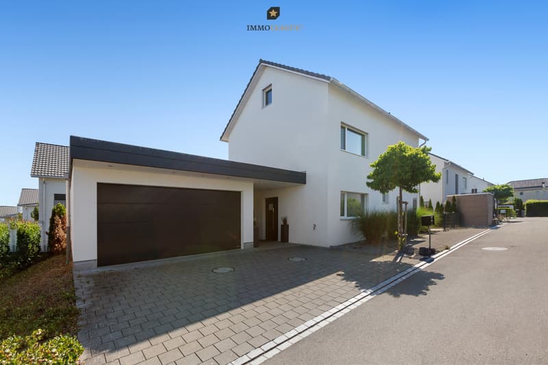 Modernes Einfamilienhaus mit stilvoller Architektur und grosszügiger Doppelgarage.