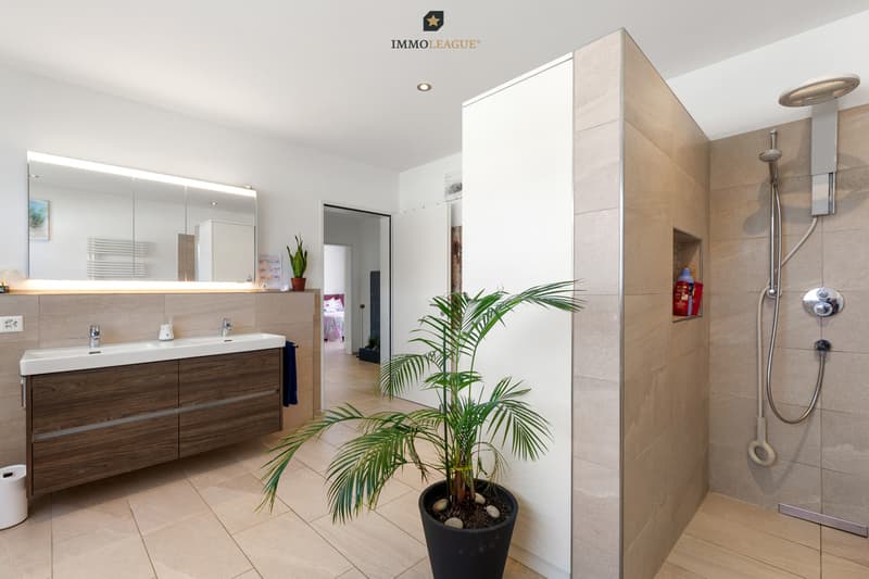 Begehbare Dusche mit viel Licht, Raum und zeitloser Gestaltung.