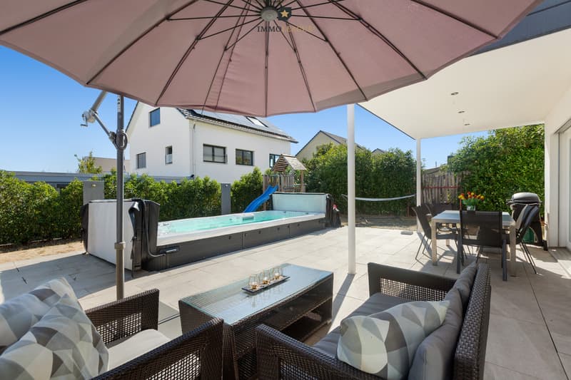 Grosszügige Terrasse mit vielseitigen Sitzmöglichkeiten zum Verweilen.