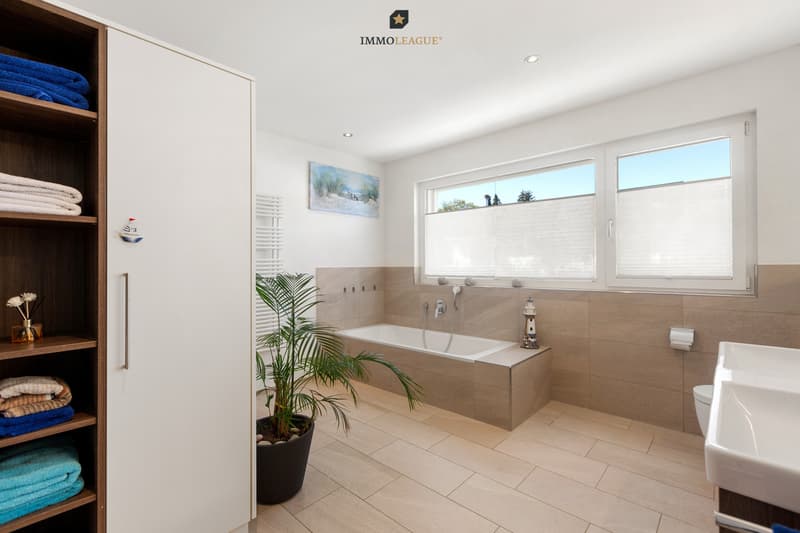Helles Badezimmer mit eleganter Badewanne.