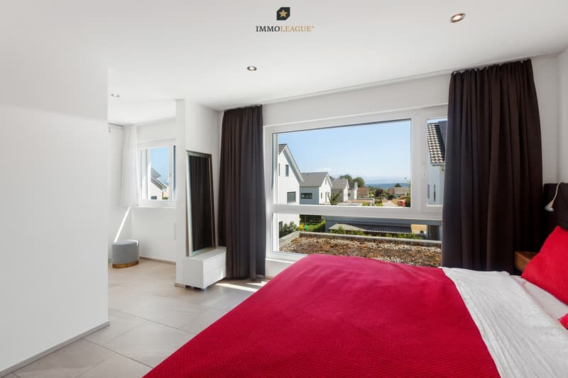 Ruhiges Schlafzimmer mit beeindruckendem Blick auf den Säntis.