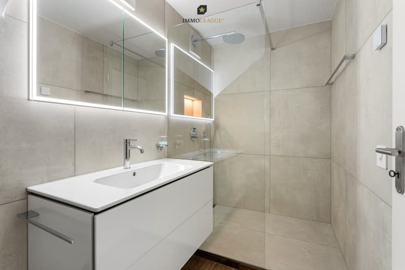 Mit warmen Sandtönen und klarer Formensprache findet sich im Bad eine ruhige Eleganz. Ein separates Gäste-WC sorgt für zusätzlichen Komfort im Alltag.