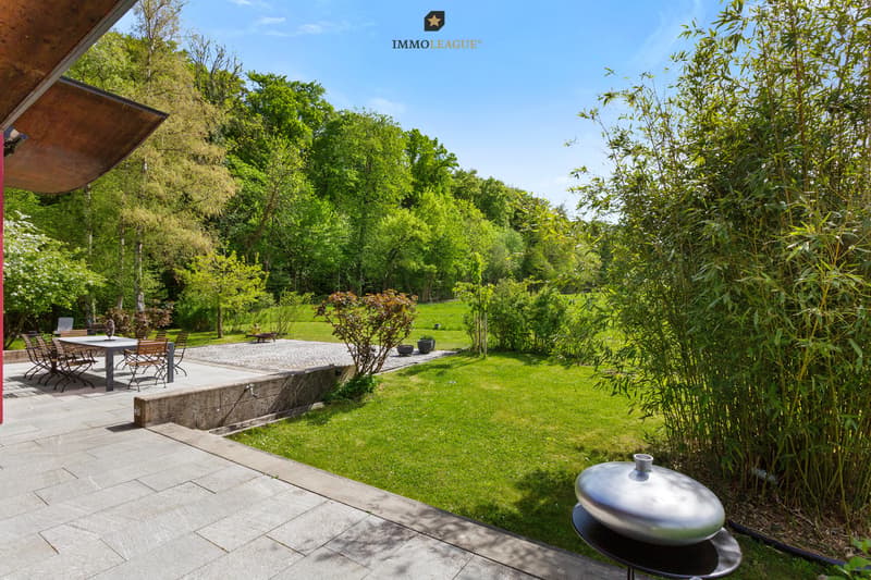 Die weitläufige Terrassenlandschaft bietet viel Platz für gesellige Stunden und ruhige Momente inmitten Ihrer privaten Parklandschaft.