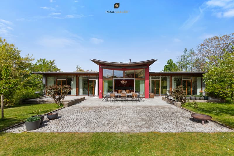 Symmetrie als Ausdruck von Balance: Die inspirierende Formgebung  und fliessende Linien machen diesen Bungalow zu einem Unikat.