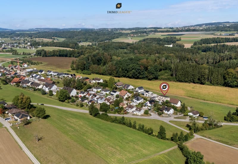 Massives 7.5-Zimmer-Einfamilienhaus, hochwertig gebaut und voller Raum für die Familie - mit Pool, Poolhaus, Sauna und ruhiger Waldrandlage.