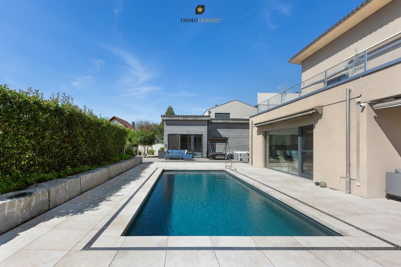 Der Living-Pool wird biologisch und ohne Chlor gereinigt und verfügt über eine Solarabdeckung.