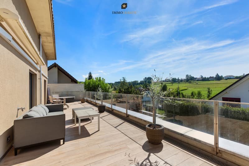 Der grosszügige Balkon mit neuem Terrassenboden in edler Holzoptik und modernem Glasgeländer lädt zum Verweilen & Geniessen ein.