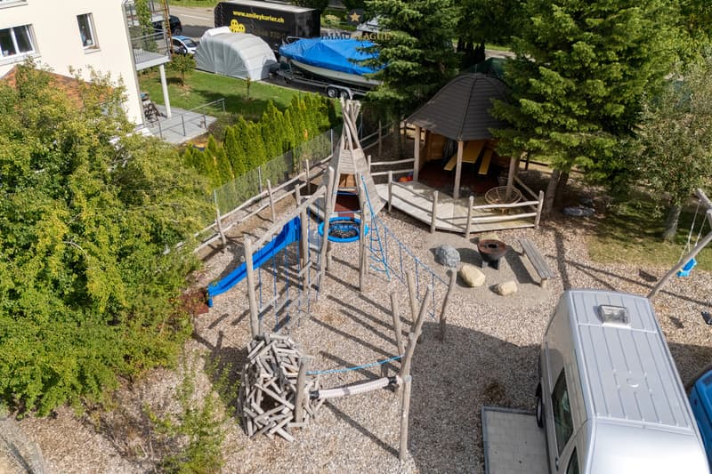 Der hauseigene Spielplatz lässt Kinderherzen höherschlagen - mit Tipi, Grillstelle und eigener Hütte zur individuellen Nutzung.