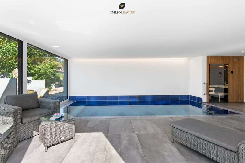 Wellness mit Hallenbad und Sauna.