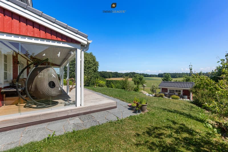 Grosse, überdachte Holzveranda, weiter Garten, Natur pur und schwedisches Flair.