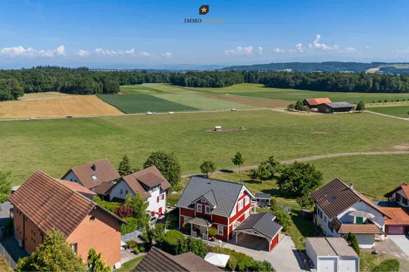 Einmalige Lage an Landwirtschaftszone mit unverbaubarer Aussicht ins Grüne und aussergewöhnlicher Privatsphäre.