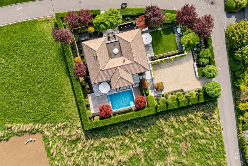 Grandiose Luxusvilla mit Pool und Seesicht (13)