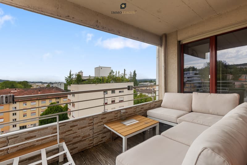 Einladender Balkon für entspannte Stunden mit Weitblick.