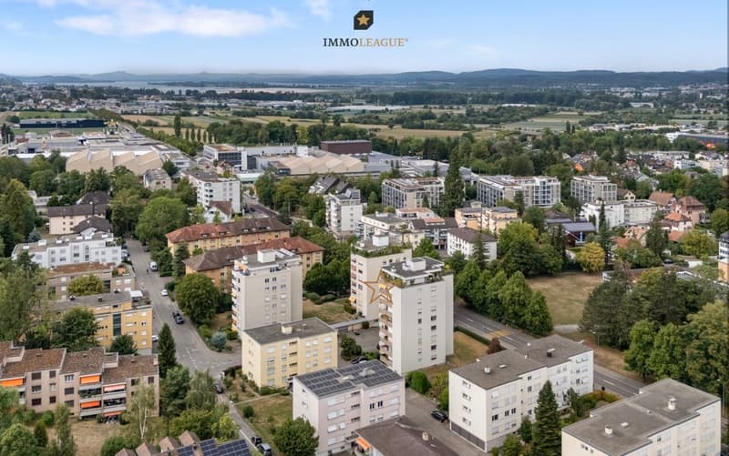 Gepflegt und zentral von aussen präsentiert.
