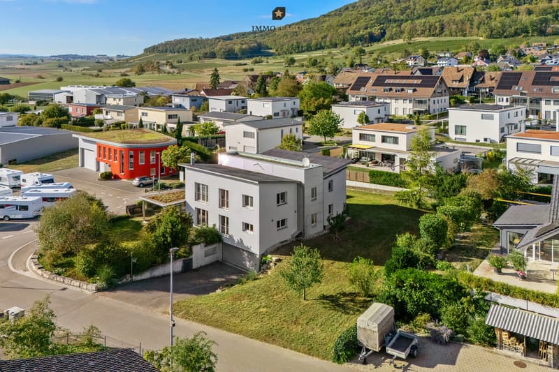 5.5-Zimmer-EFH in ruhiger Lage mit grossem Umschwung, eigener Werkstatt, grosszügiger Garage für bis zu 4 Fahrzeuge und viel Raum.
