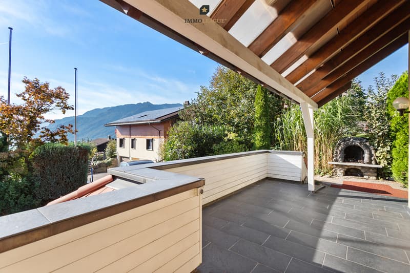Von der teilüberdachten Sonnenterrasse über der Garage reicht der Blick weit in die Bergwelt, ein Platz für Mussestunden und lange Sommerabende.