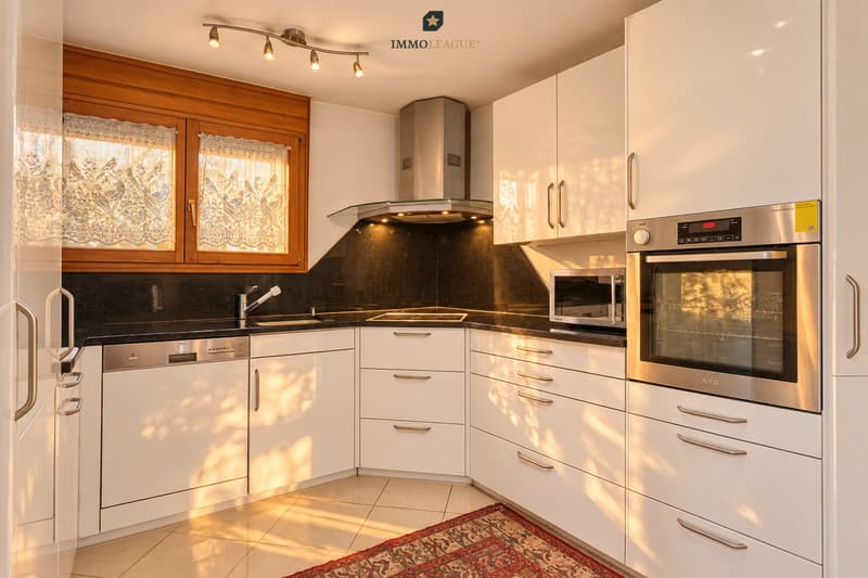 Die offene Küche lädt zum gemeinsamen Kochen und zu geselligen Stunden mit Familie und Freunden ein.