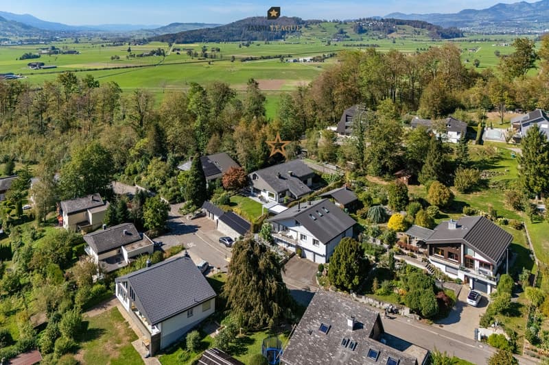Die markante, zeitlose Architektur verleiht dem Haus eine eigenständige Ausstrahlung. Im Eingangsbereich setzen natürliche Materialien warme Akzente.