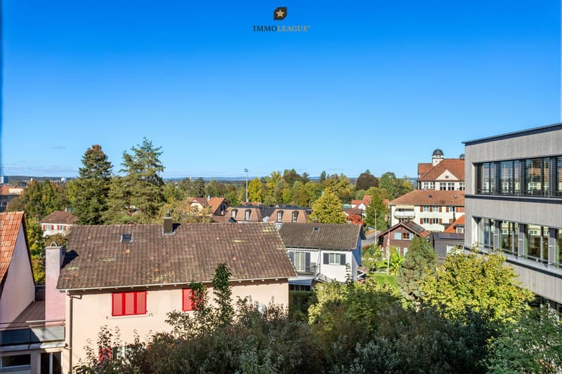 Die Nordseite der Wohnung eröffnet durch jedes Fenster einen herrlichen Blick Richtung See.