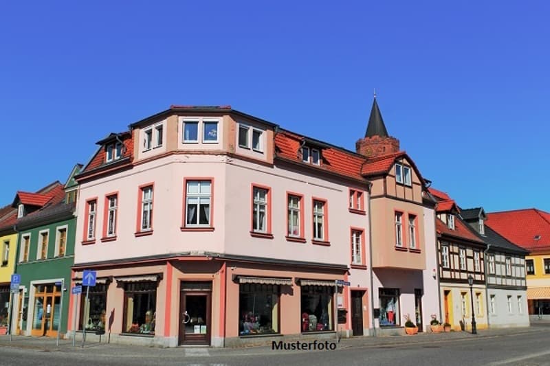 *Wohn- und Geschäftshaus* (1)