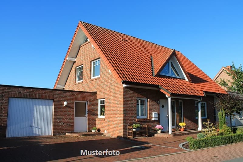 *Haus mit Einliegerwohnung* (1)
