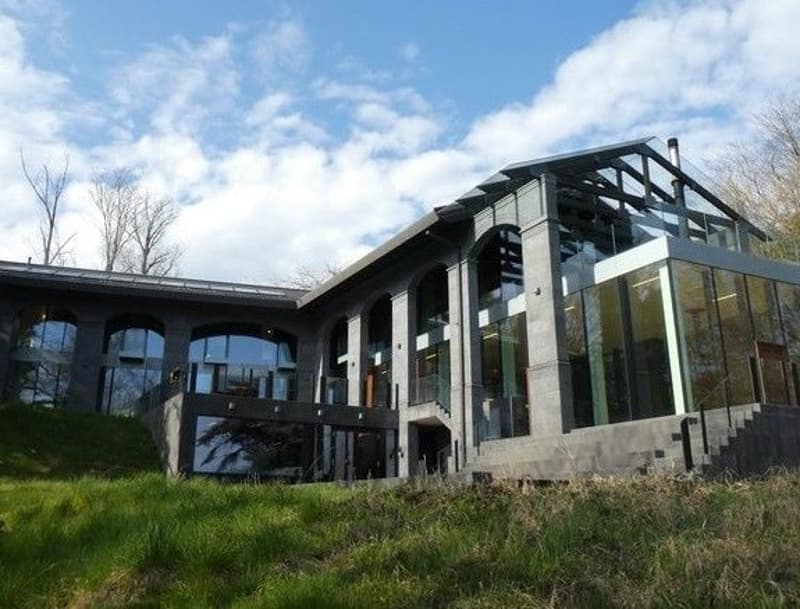*Villa with garage and garden* (1)