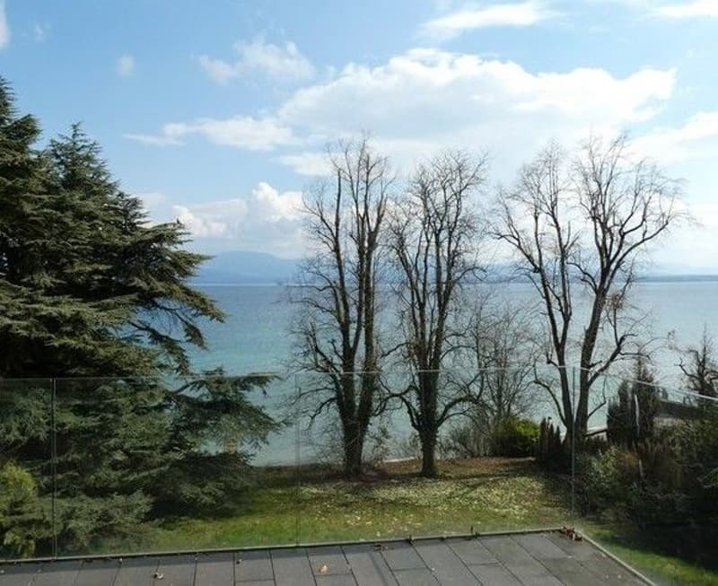 *Villa with garage and garden* (2)