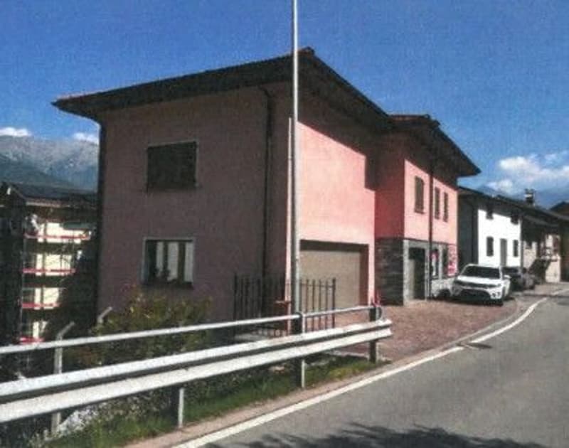*Casa bifamiliare* (1)