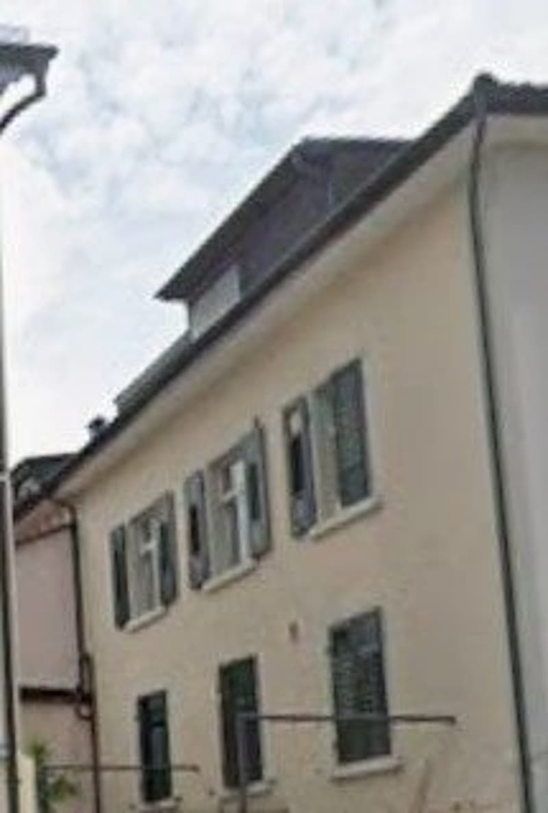 *Ehemalige Bar mit Wohnung und 4 Einzelzimmern* (9)