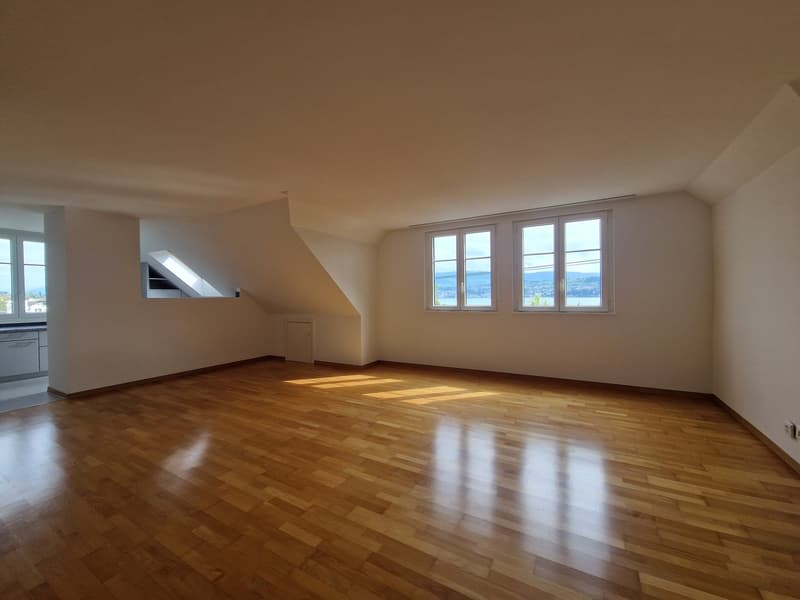 Attraktive 4-Zimmer-Wohnung mit Seesicht nahe Bahnhof Uetikon (3)