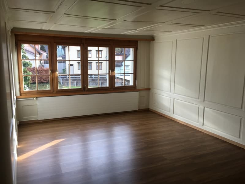empty room, wooden floor, white walls, wooden window frame, large window, wooden ceiling panels