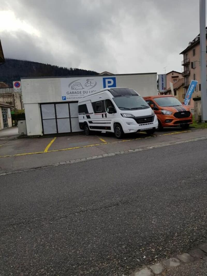 6 Parkplätze an Shell Station Tavannes zu vermieten / 6 places de parkings à louer (2)
