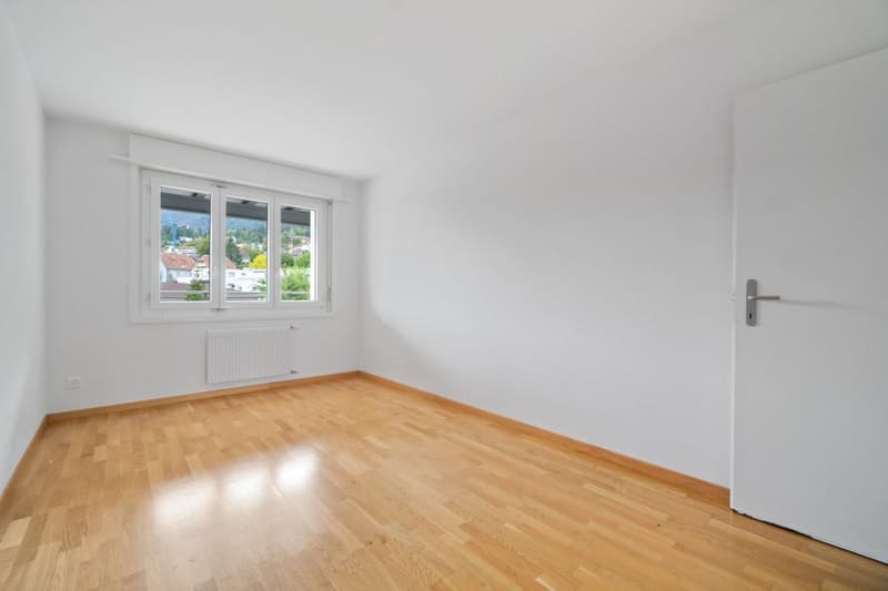 Herrliche und grosse 4- Zimmerwohnung mit Balkon an der Hauptstrasse (4)