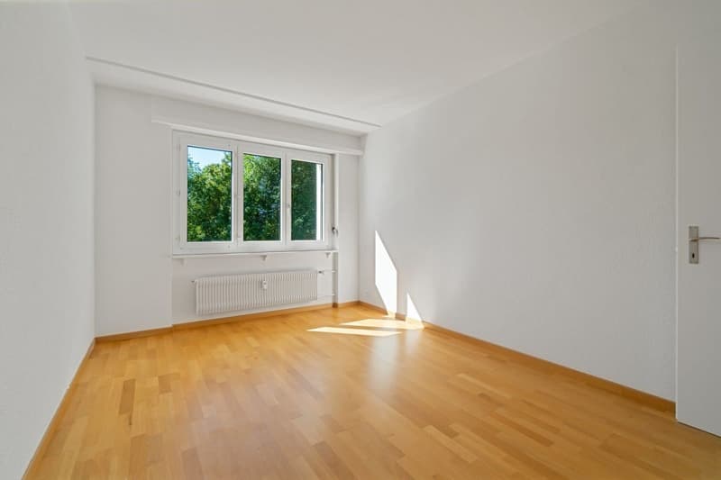 Herrliche und grosse 4- Zimmerwohnung mit Balkon an der Hauptstrasse (3)