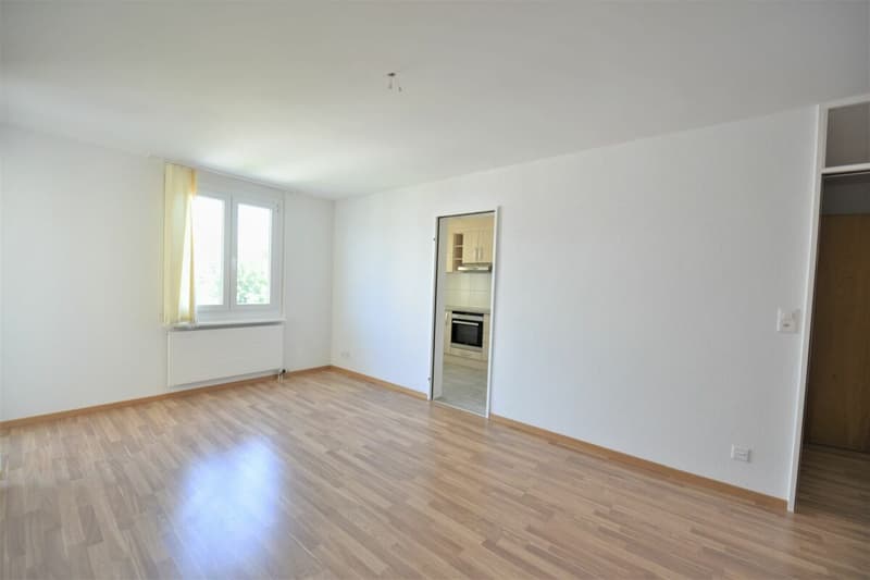 Geräumige 3.5-Zimmer-Wohnung in ruhiger Lage mit Balkon, Parkplatz und guter Erreichbarkeit (7)