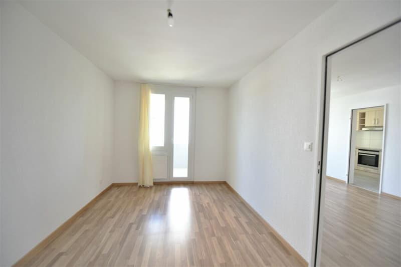 Geräumige 3.5-Zimmer-Wohnung in ruhiger Lage mit Balkon, Parkplatz und guter Erreichbarkeit (8)