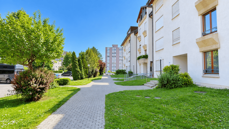 Grosse Sanierte 5.0 Wohnung mit grossen Spielplatz (1)