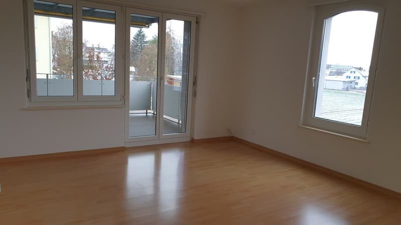 Zu vermieten: 3 Zimmerwohnung mit grossem Balkon an ruhiger Lage (5)