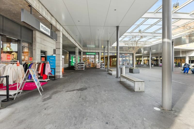 Ampio spazio commerciale nel centro di Oberdorf, affiancato da Migros e Lidl (2)