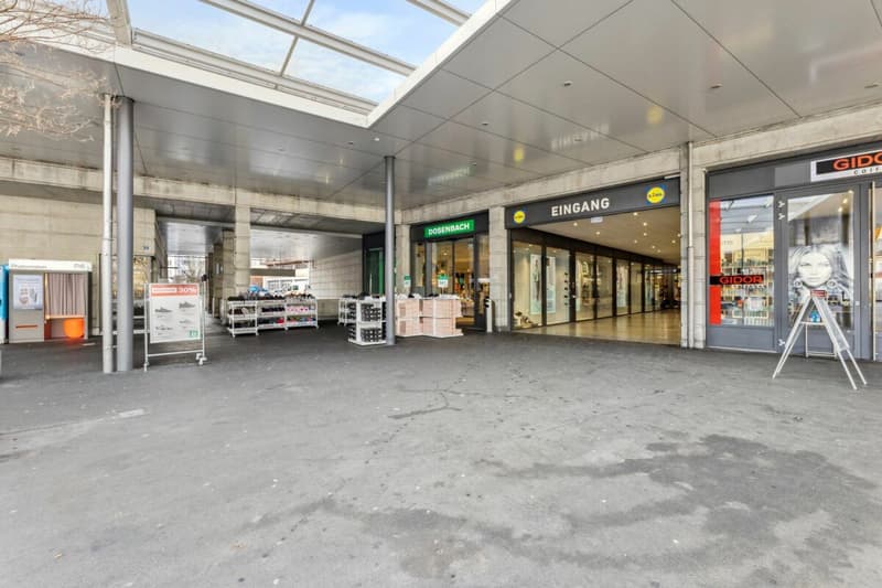 Ampio spazio commerciale nel centro di Oberdorf, affiancato da Migros e Lidl (3)