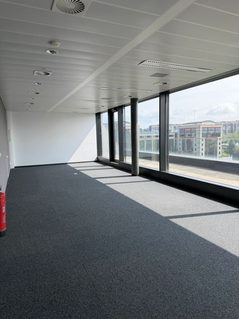 Surface de bureaux de 77 m² offrant un cadre de travail fonctionnel et agréable, idéal pour une activité administrative ou de services. (4)